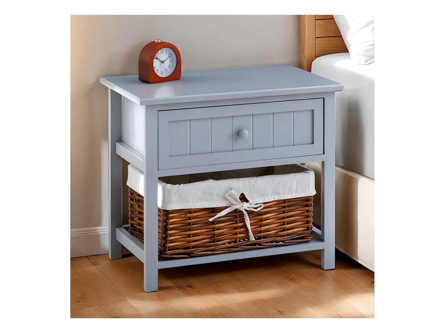 Table de chevet AKURE table de nuit en bois lasuré gris avec 1 tiroir et 1 panier en osier et insert en tissu blanc