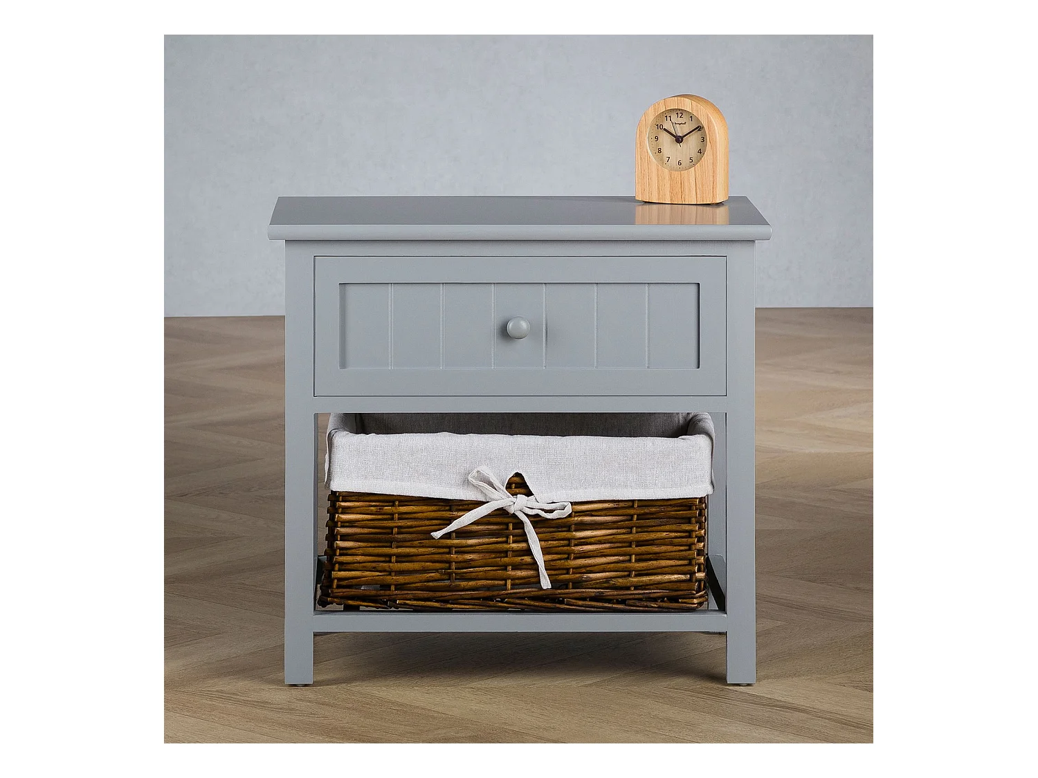 Table de chevet AKURE table de nuit en bois lasuré gris avec 1 tiroir et 1 panier en osier et insert en tissu blanc
