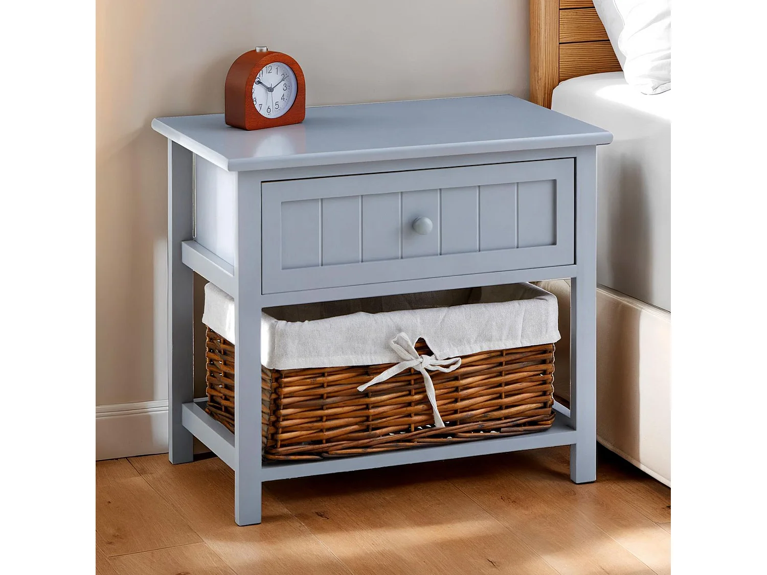 Table de chevet AKURE table de nuit en bois lasuré gris avec 1 tiroir et 1 panier en osier et insert en tissu blanc