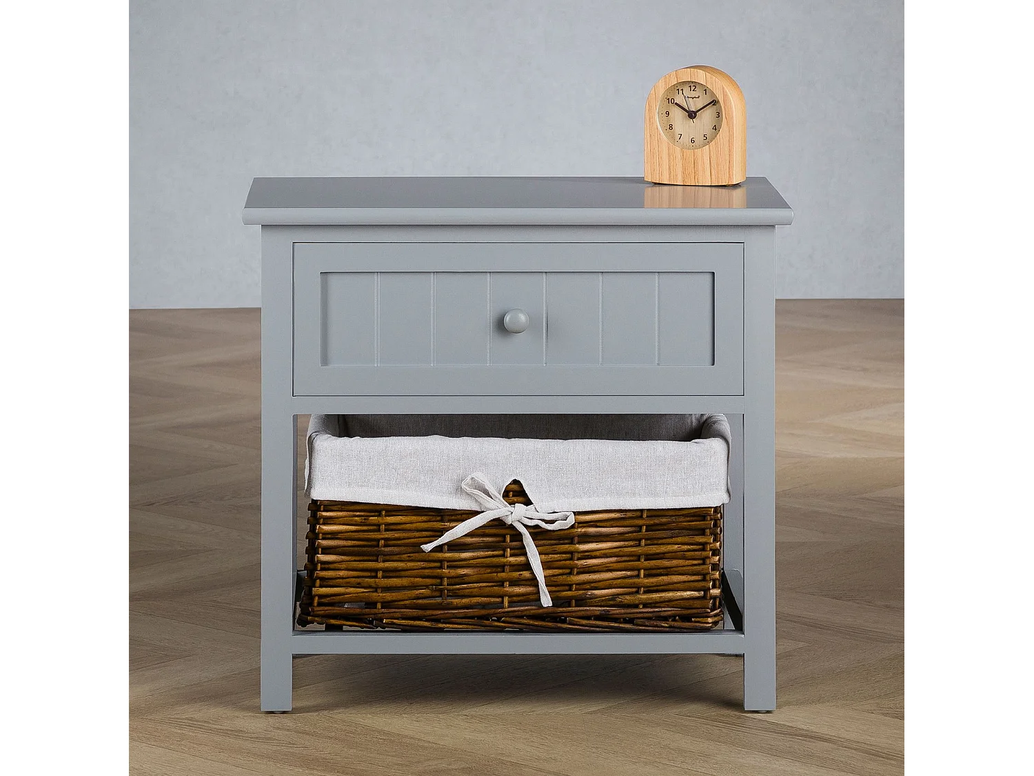 Table de chevet AKURE table de nuit en bois lasuré gris avec 1 tiroir et 1 panier en osier et insert en tissu blanc