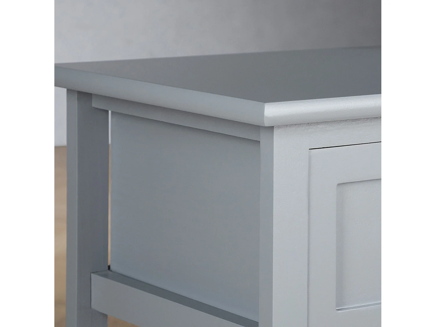 Table de chevet AKURE table de nuit en bois lasuré gris avec 1 tiroir et 1 panier en osier et insert en tissu blanc