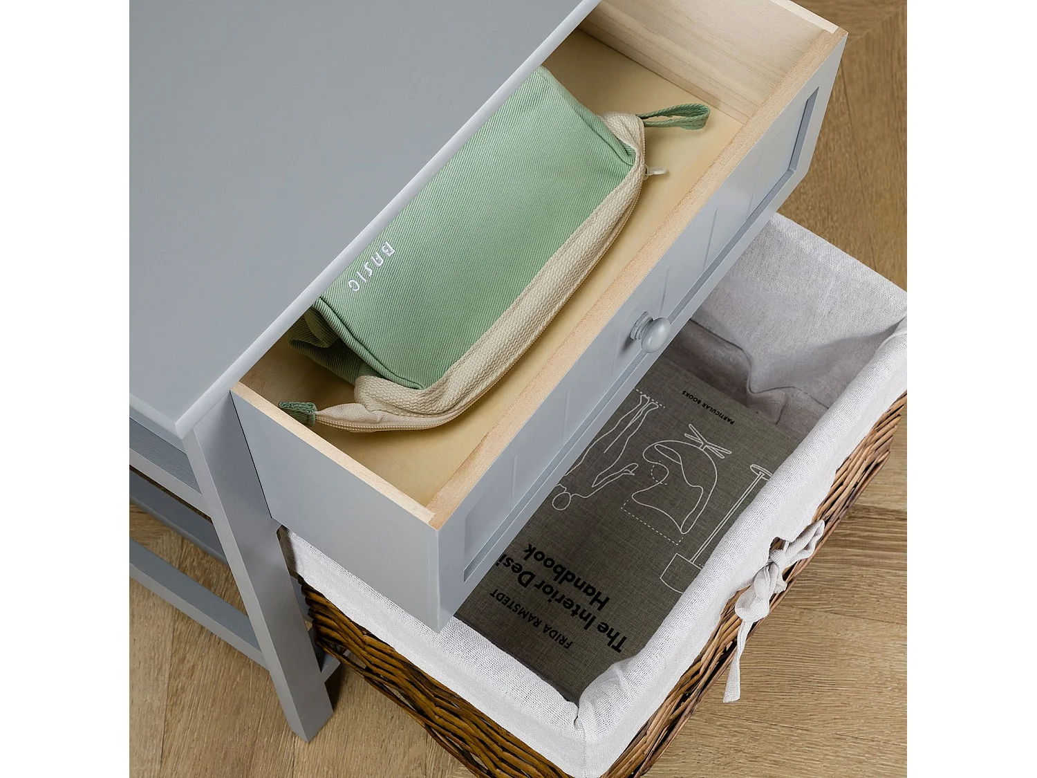 Table de chevet AKURE table de nuit en bois lasuré gris avec 1 tiroir et 1 panier en osier et insert en tissu blanc