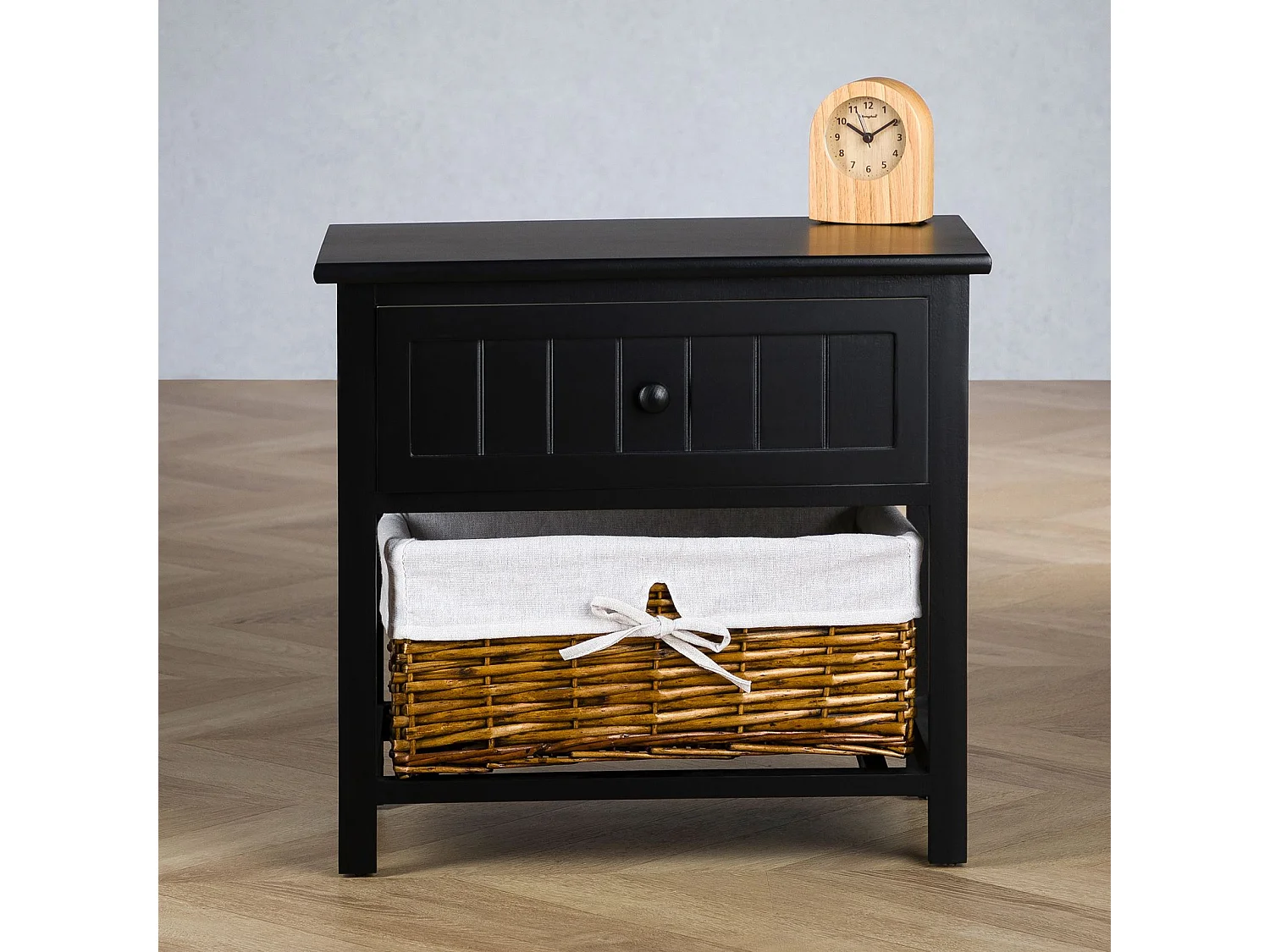 Table de chevet AKURE table de nuit en bois lasuré noir avec 1 tiroir et 1 panier en osier et insert en tissu blanc