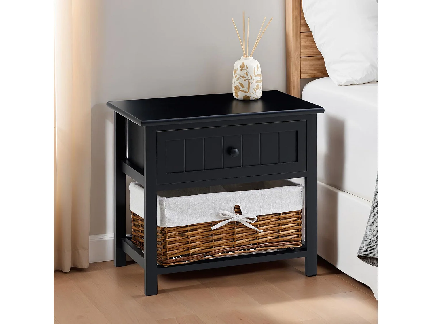 Table de chevet AKURE table de nuit en bois lasuré noir avec 1 tiroir et 1 panier en osier et insert en tissu blanc