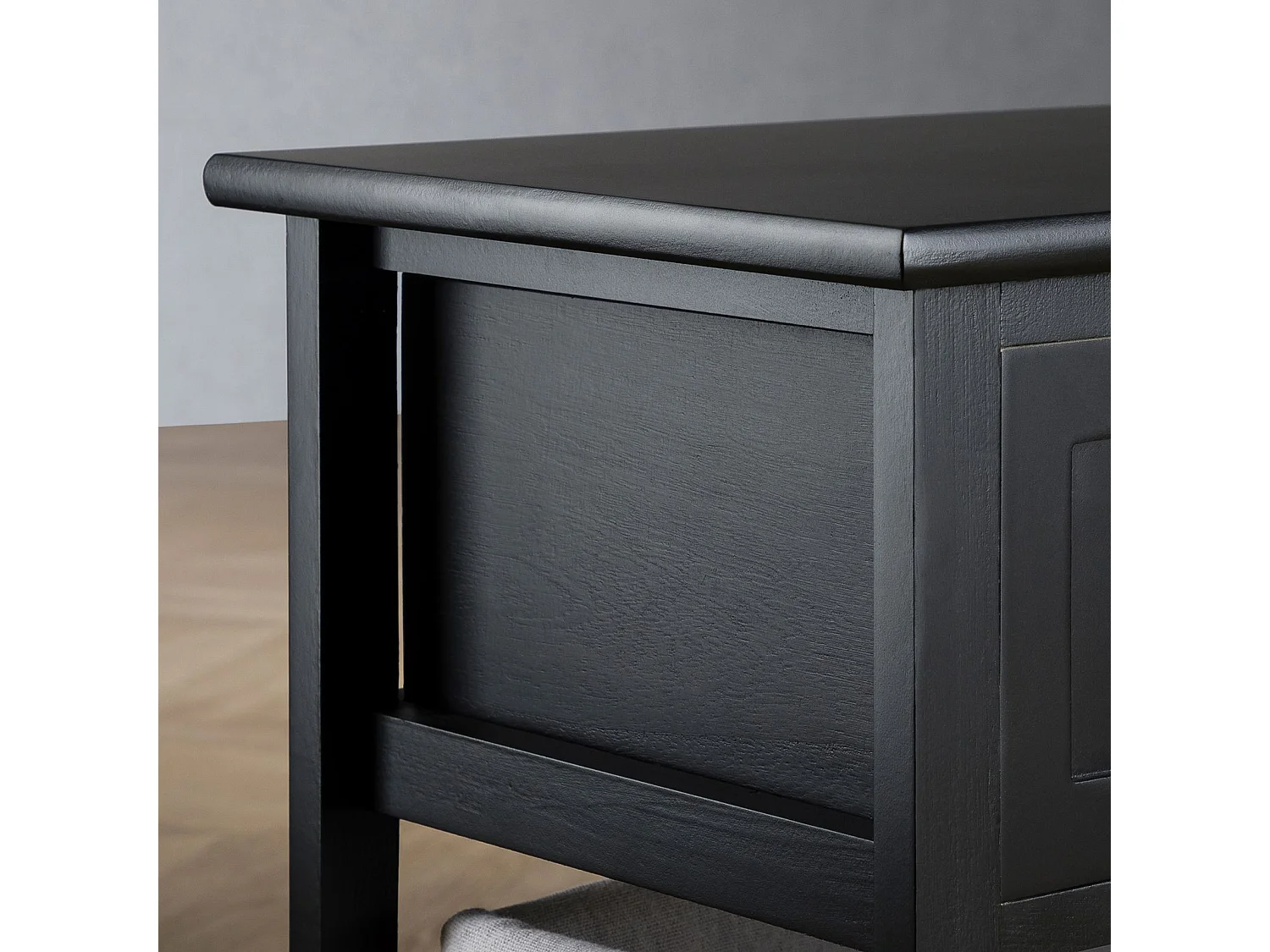 Table de chevet AKURE table de nuit en bois lasuré noir avec 1 tiroir et 1 panier en osier et insert en tissu blanc