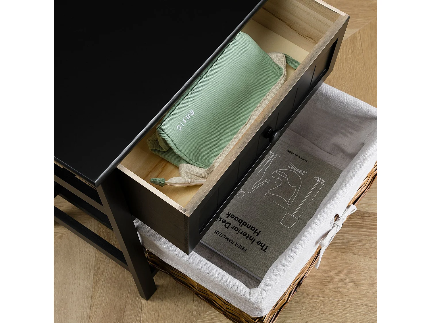 Table de chevet AKURE table de nuit en bois lasuré noir avec 1 tiroir et 1 panier en osier et insert en tissu blanc