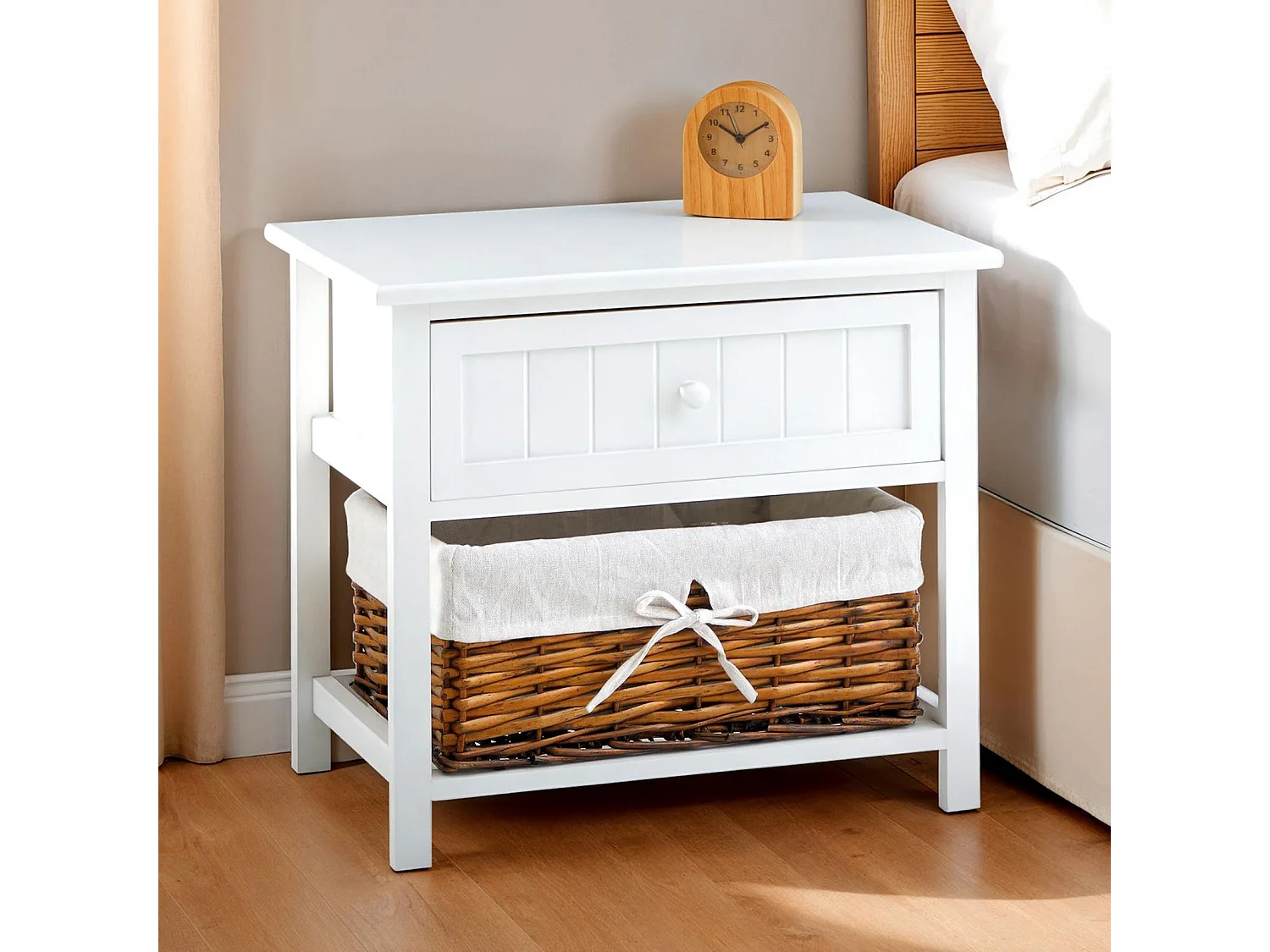 Table de chevet AKURE table de nuit en bois lasuré blanc avec 1 tiroir et 1 panier en osier et insert en tissu blanc