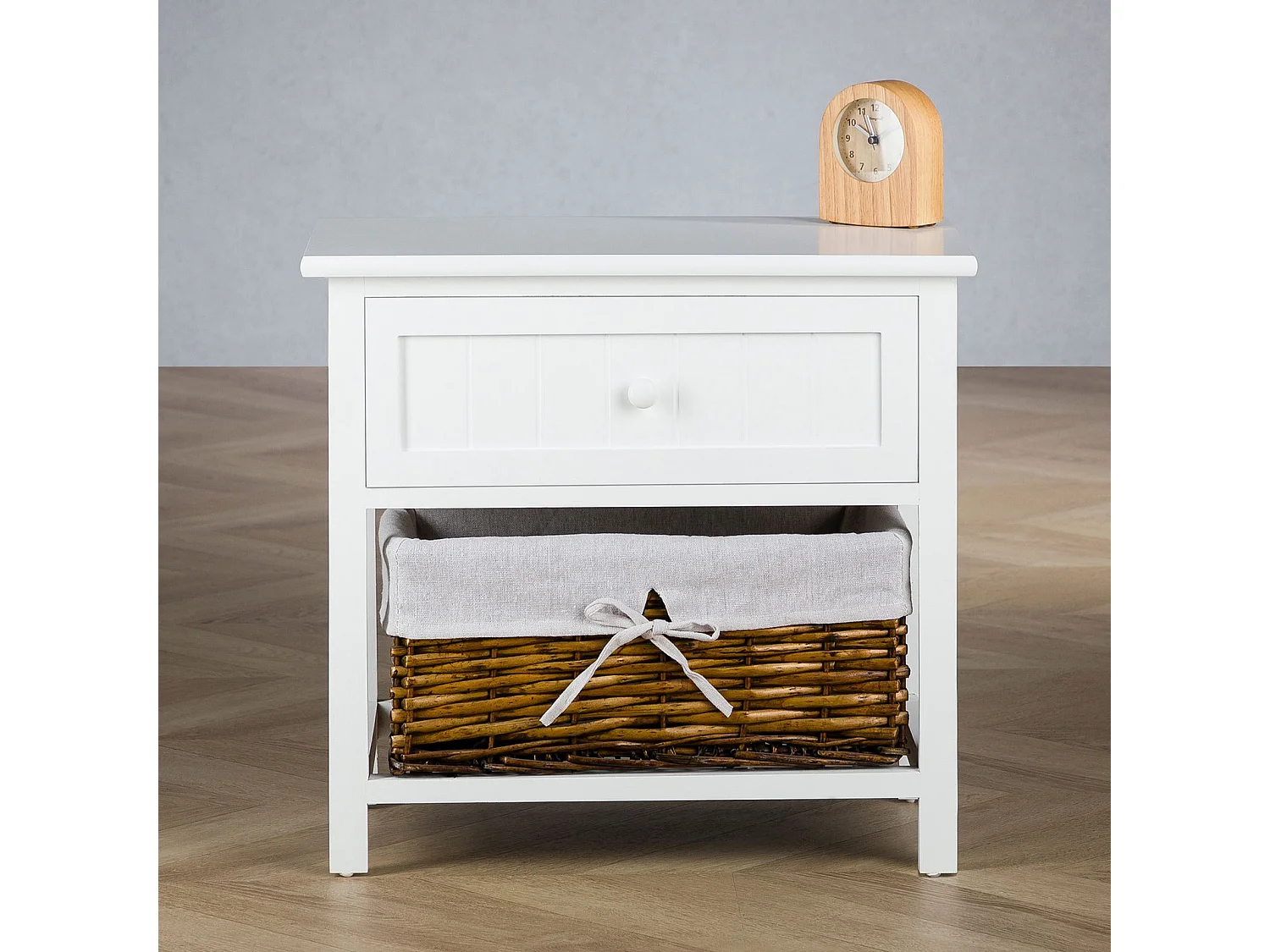 Table de chevet AKURE table de nuit en bois lasuré blanc avec 1 tiroir et 1 panier en osier et insert en tissu blanc