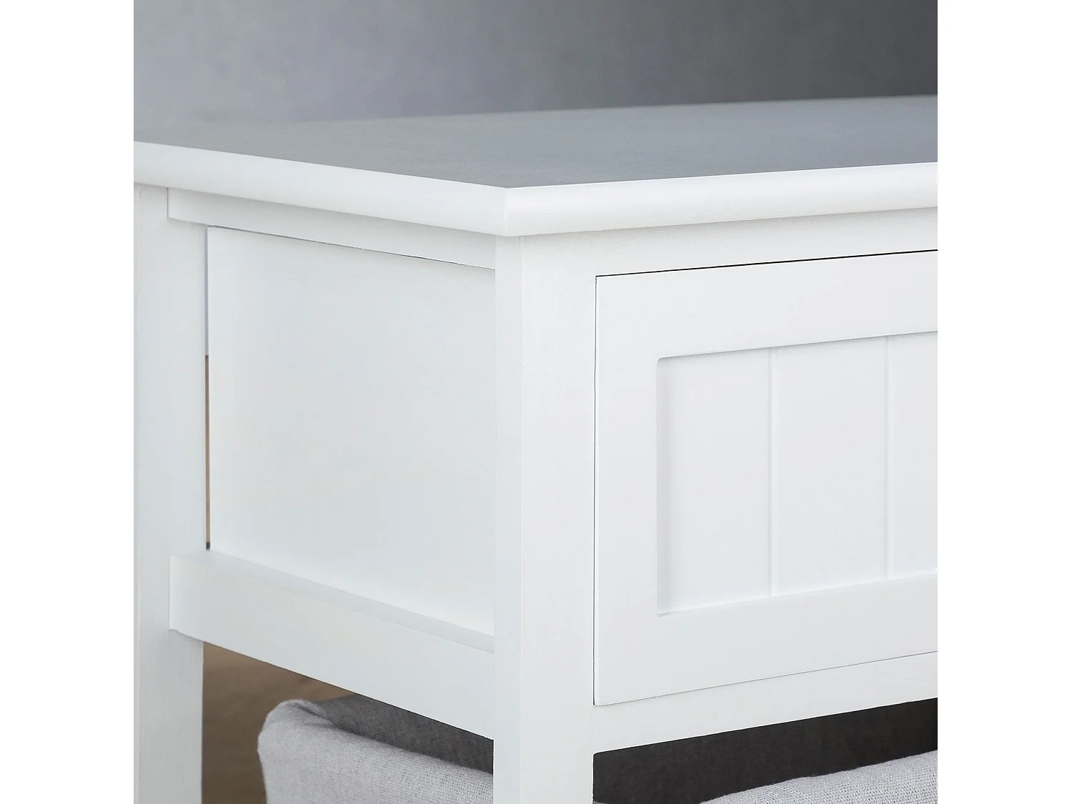 Table de chevet AKURE table de nuit en bois lasuré blanc avec 1 tiroir et 1 panier en osier et insert en tissu blanc