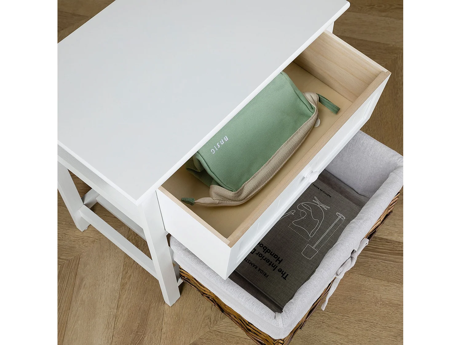 Table de chevet AKURE table de nuit en bois lasuré blanc avec 1 tiroir et 1 panier en osier et insert en tissu blanc