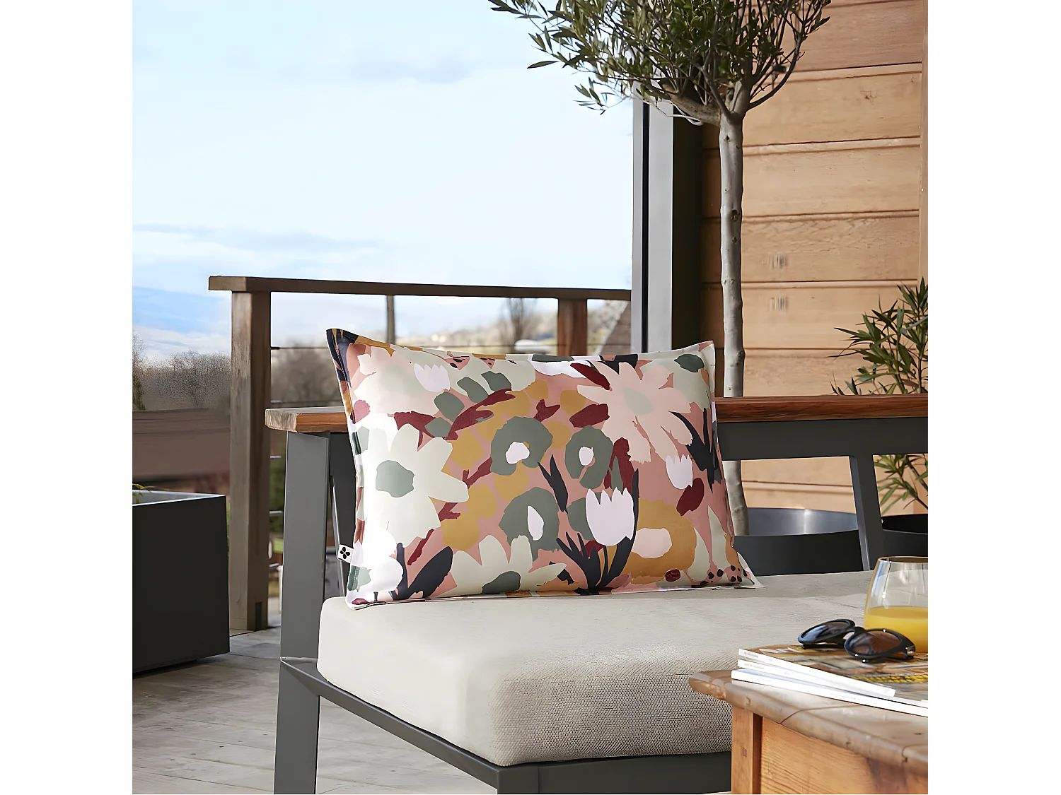 CAMELIA - Coussin 45x60 Déhoussable Tissu Déperlant Motif Fleuri