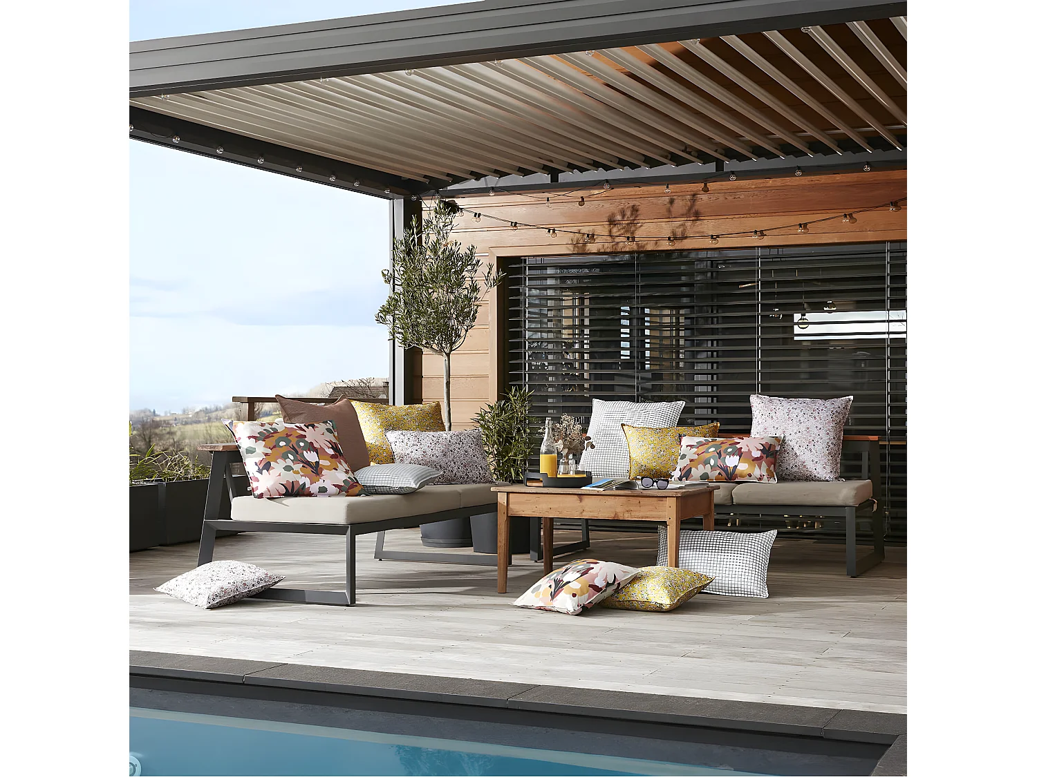 AZALÉE - Coussin 45x45 Déhoussable Tissu Déperlant Moif Fleuri