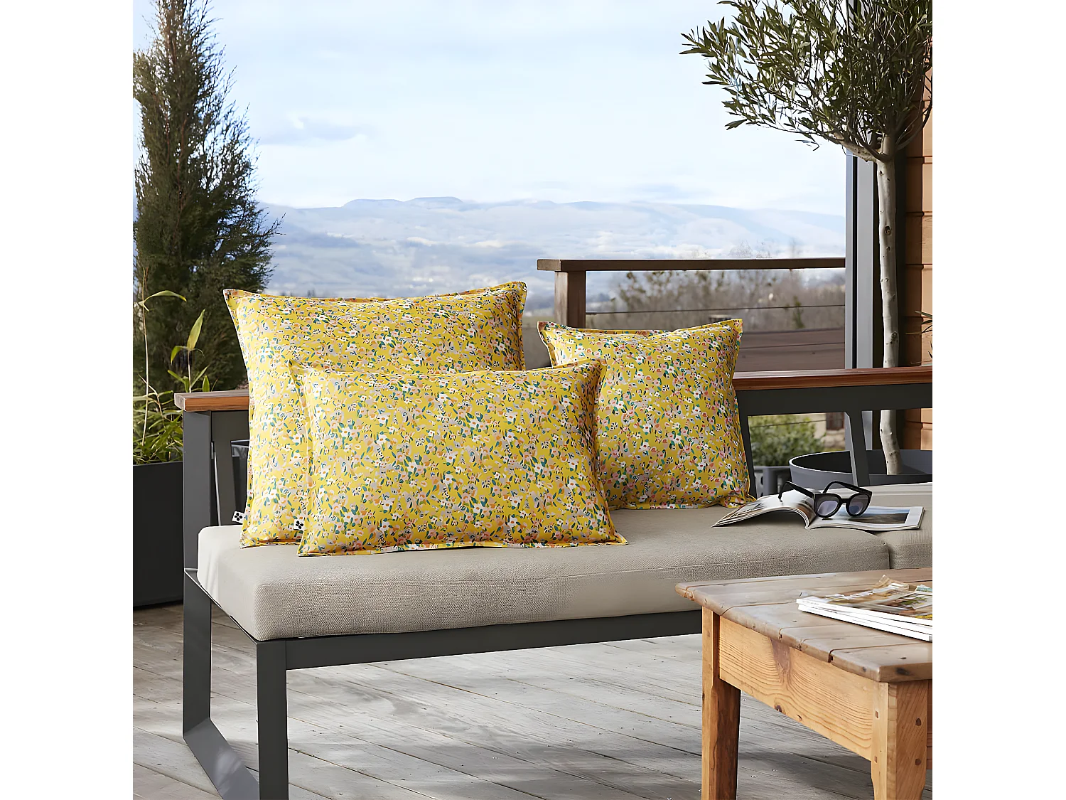 AZALÉE - Coussin 60x60 Déhoussable Tissu Déperlant Motif Fleuri