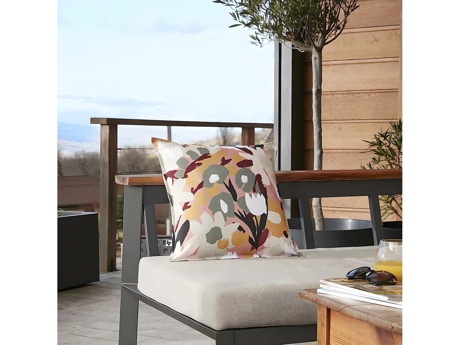 CAMELIA - Coussin 45x45 Déhoussable Tissu Déperlant Motif Fleuri