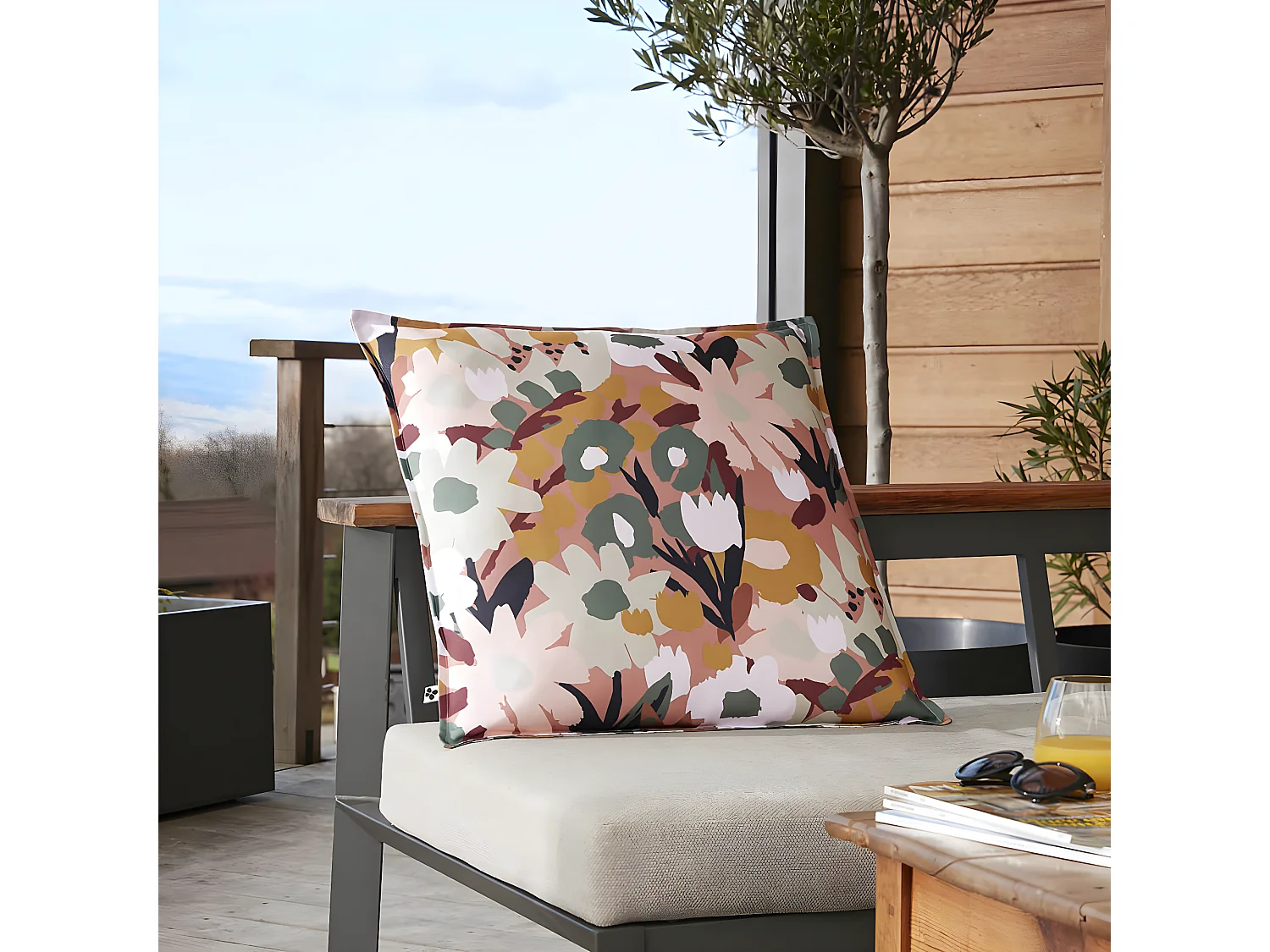 CAMELIA - Coussin 60x60 Déhoussable Tissu Déperlant Motif Fleuri