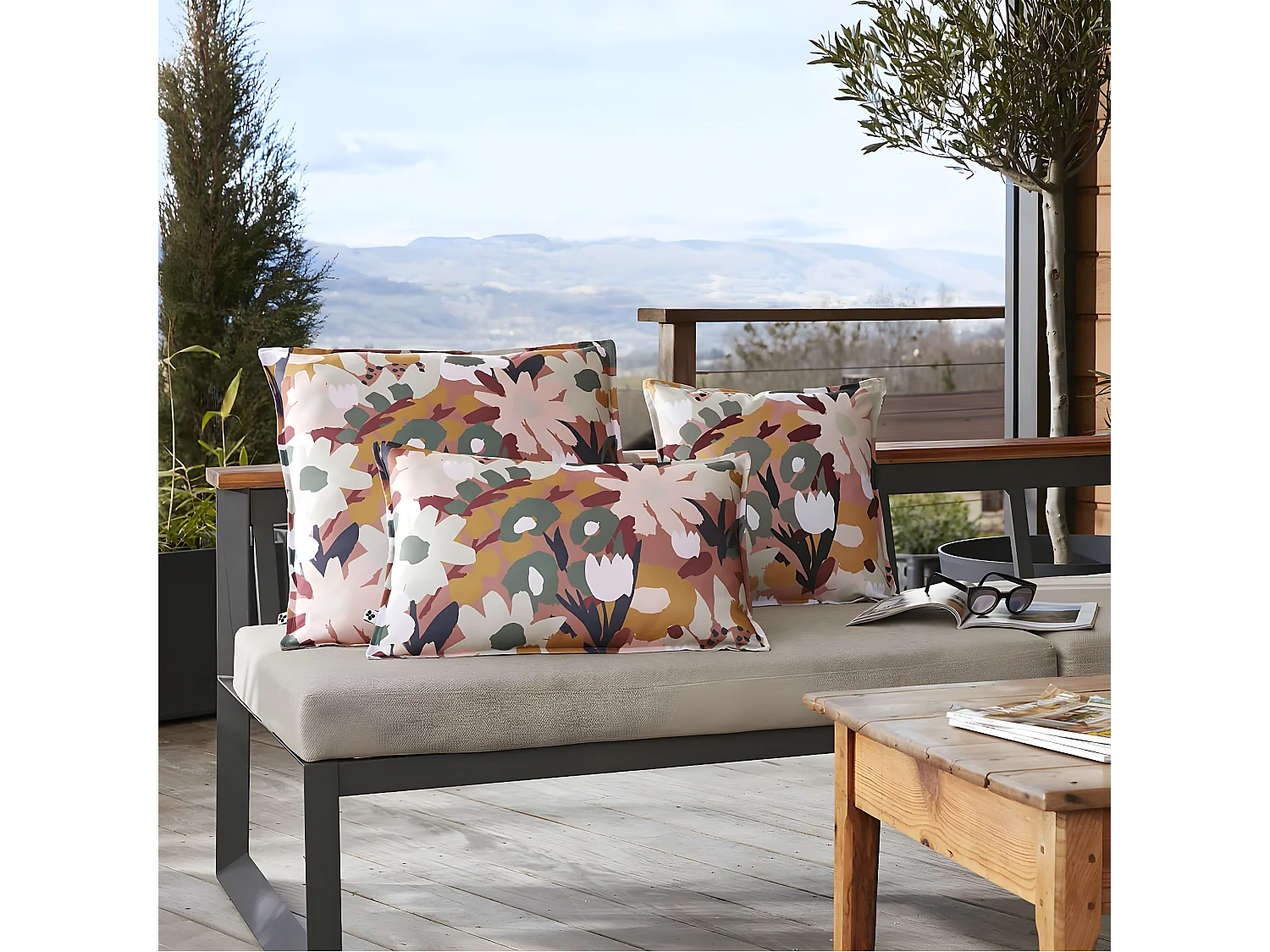 CAMELIA - Coussin 60x60 Déhoussable Tissu Déperlant Motif Fleuri