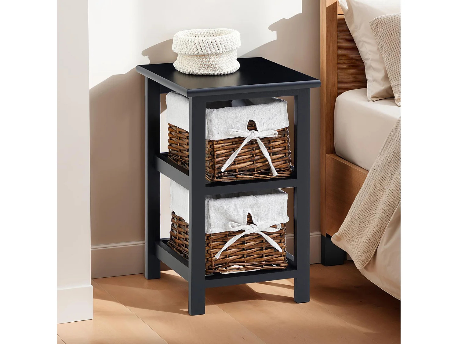 Table de chevet NOKOMIS table de nuit en bois avec 2 paniers en osier et insert en tissu blanc, meuble pour chambre lasuré noir