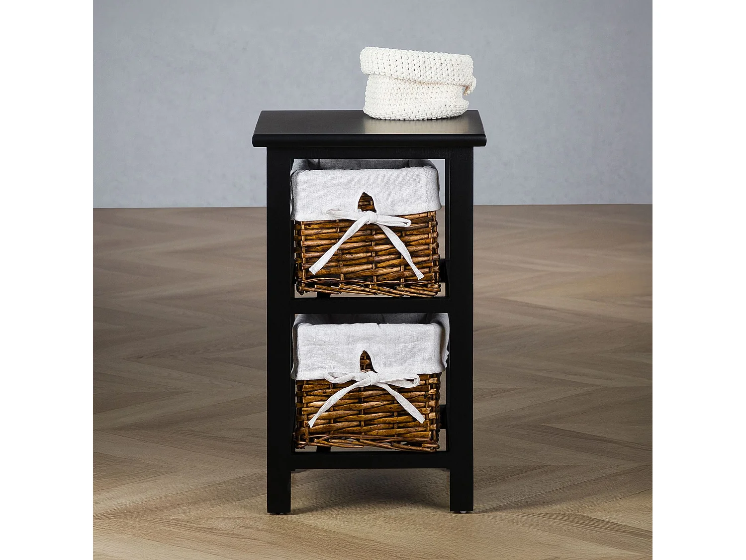 Table de chevet NOKOMIS table de nuit en bois avec 2 paniers en osier et insert en tissu blanc, meuble pour chambre lasuré noir