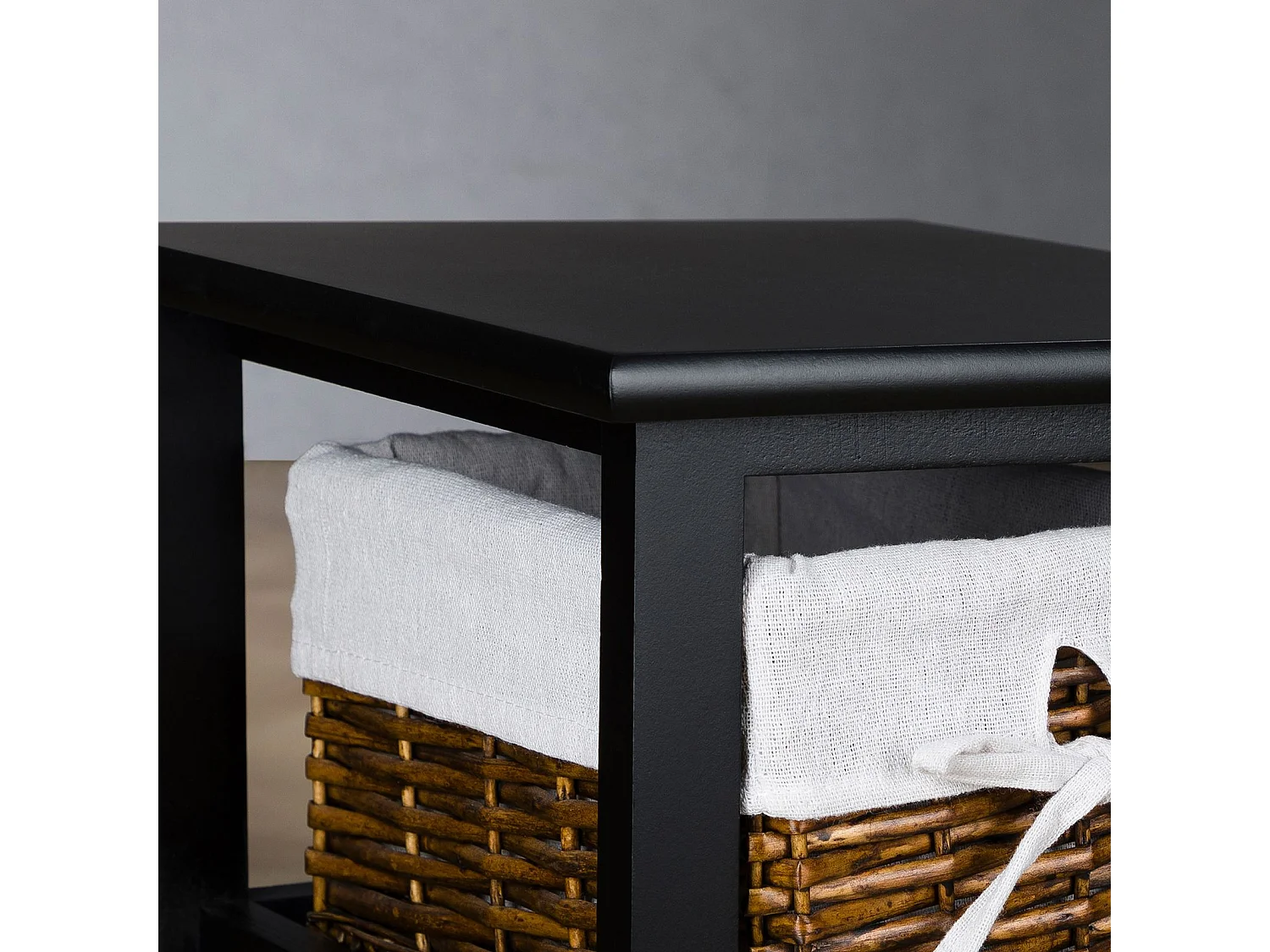 Table de chevet NOKOMIS table de nuit en bois avec 2 paniers en osier et insert en tissu blanc, meuble pour chambre lasuré noir