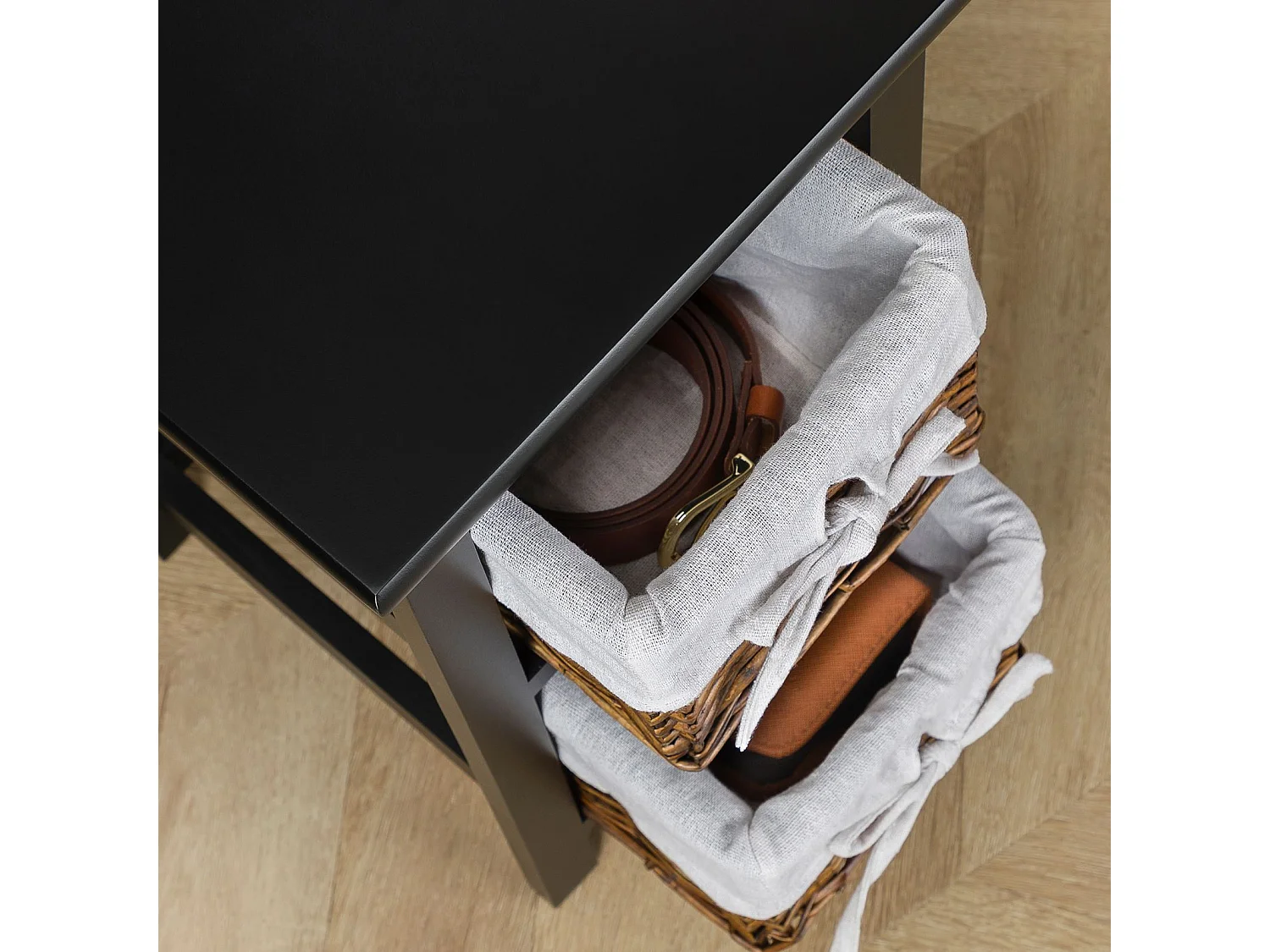 Table de chevet NOKOMIS table de nuit en bois avec 2 paniers en osier et insert en tissu blanc, meuble pour chambre lasuré noir