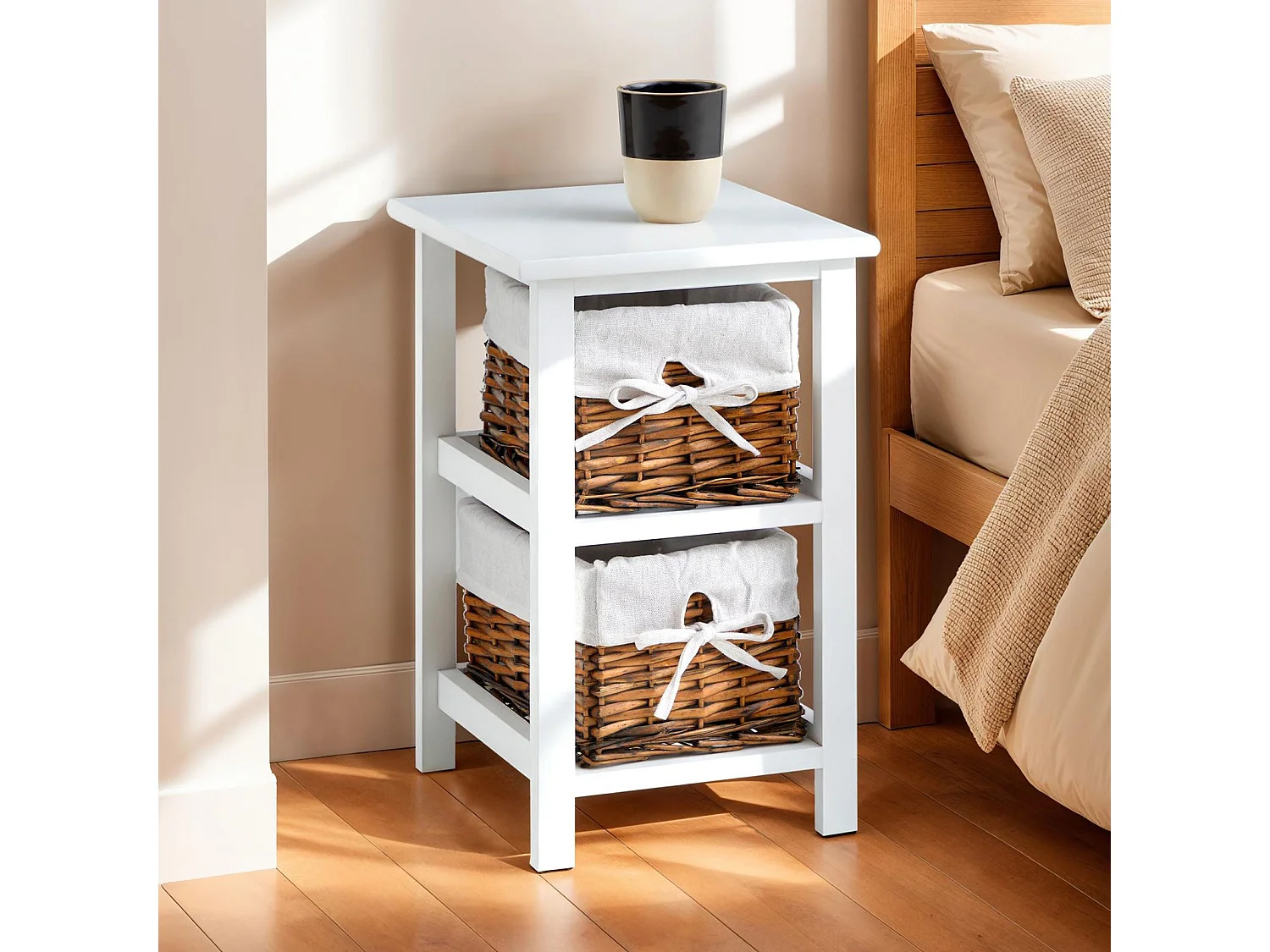 Table de chevet NOKOMIS table de nuit en bois avec 2 paniers en osier et insert en tissu blanc, meuble pour chambre lasuré blanc