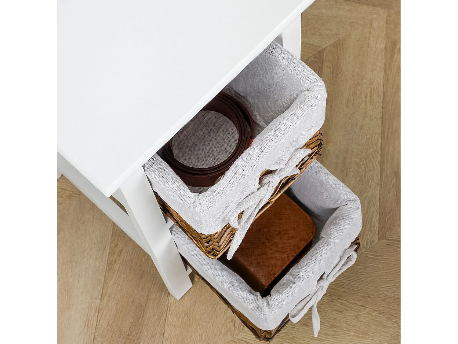 Table de chevet NOKOMIS table de nuit en bois avec 2 paniers en osier et insert en tissu blanc, meuble pour chambre lasuré blanc