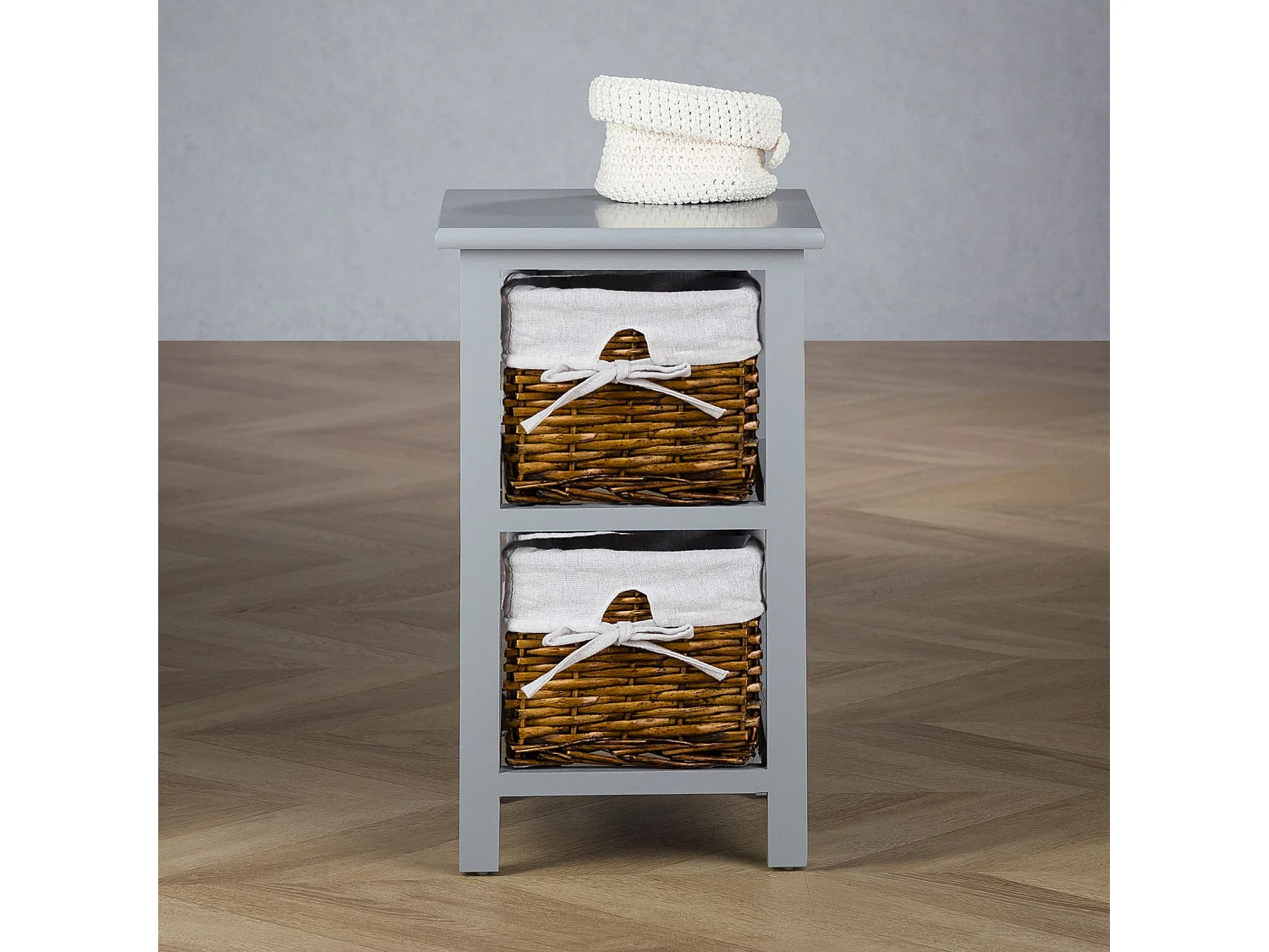 Table de chevet NOKOMIS table de nuit en bois avec 2 paniers en osier et insert en tissu blanc, meuble pour chambre lasuré gris
