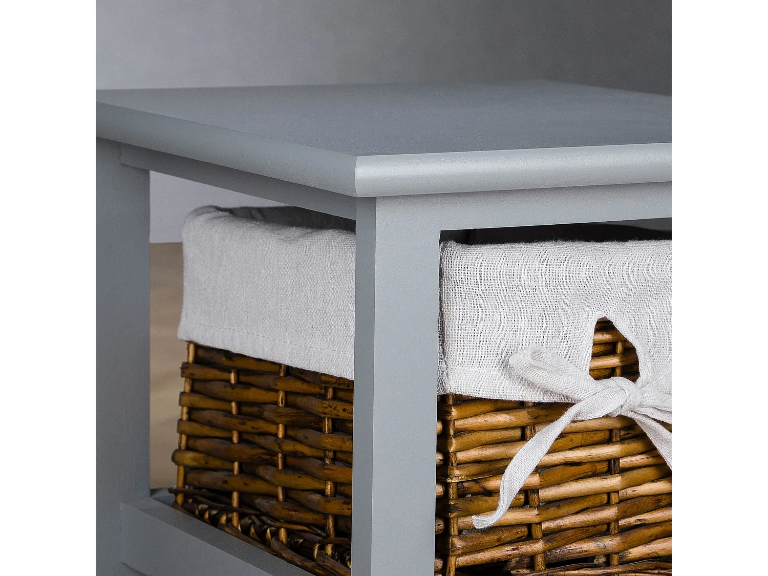 Table de chevet NOKOMIS table de nuit en bois avec 2 paniers en osier et insert en tissu blanc, meuble pour chambre lasuré gris