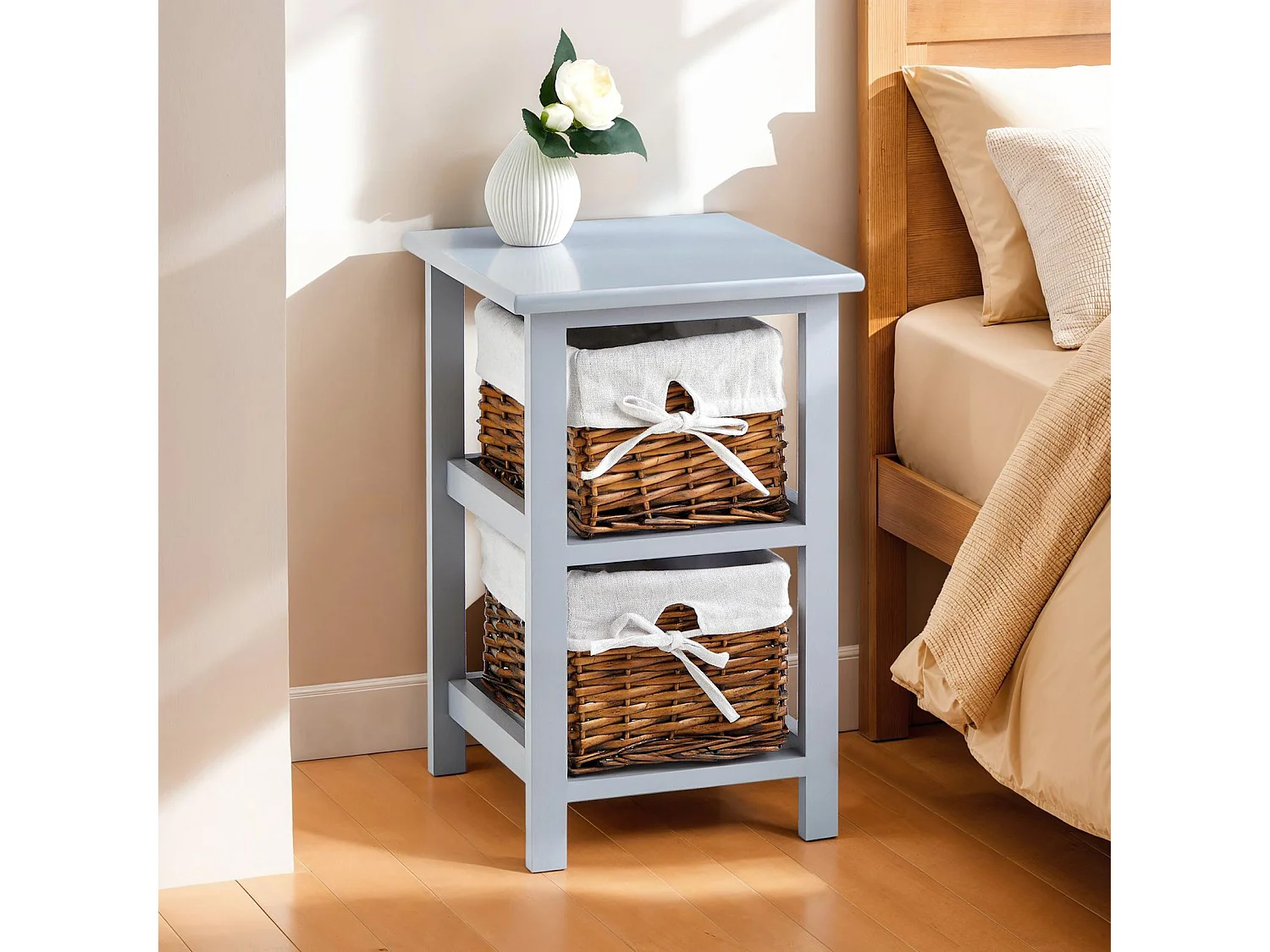 Table de chevet NOKOMIS table de nuit en bois avec 2 paniers en osier et insert en tissu blanc, meuble pour chambre lasuré gris