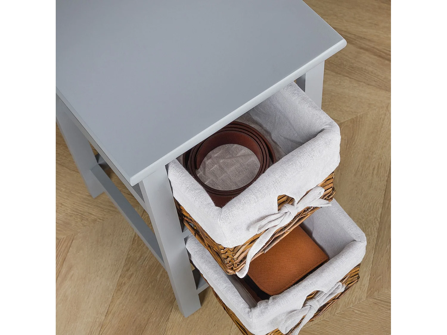Table de chevet NOKOMIS table de nuit en bois avec 2 paniers en osier et insert en tissu blanc, meuble pour chambre lasuré gris