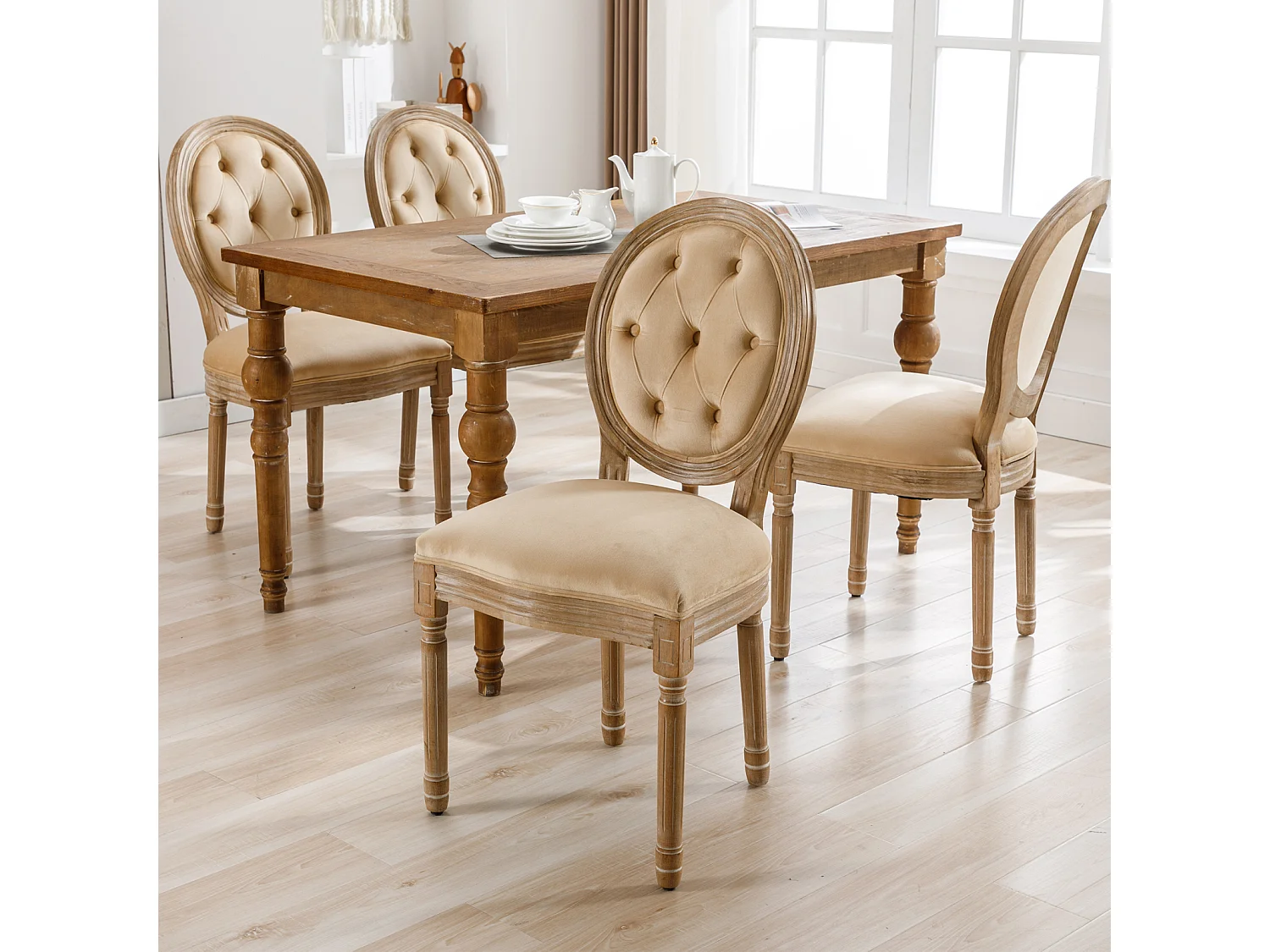 Lot de 4 Chaises Médaillons, avec boutons tuftés, Style Louis-XVI, pieds en bois massif, assise en lin, 95x60x50cm, beige