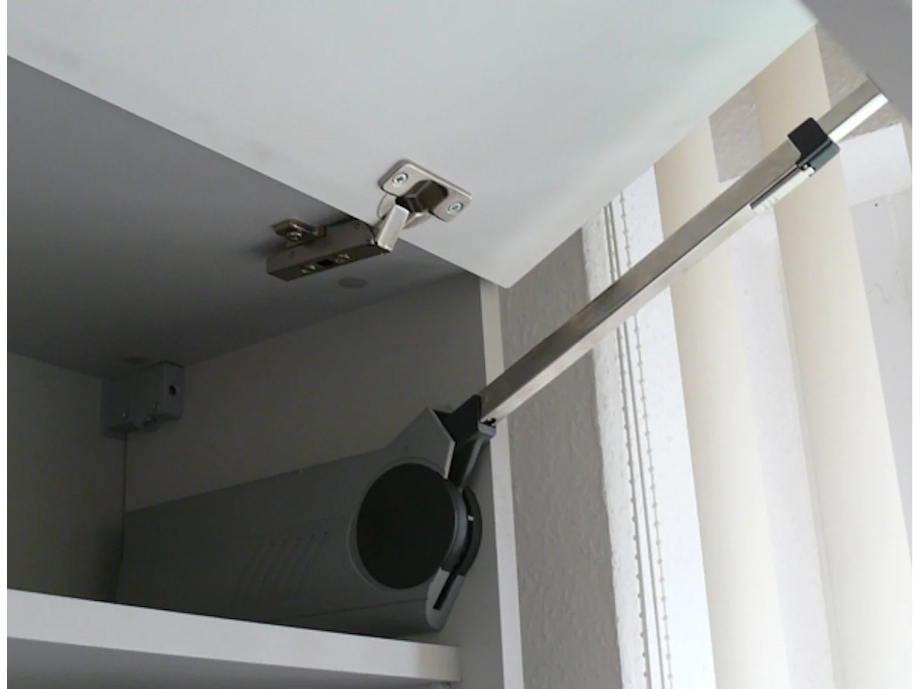 WINKELKÜCHE Rimini grau / signalweiß - purpurrot matt 10-teilig