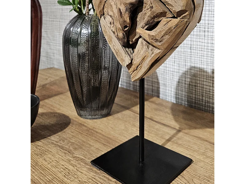 Sculpture H. 28 cm cœur en bois de teck et socle métal noir - JUDITH 2