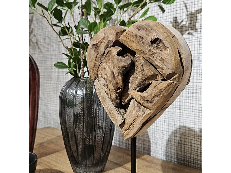 Sculpture H. 28 cm cœur en bois de teck et socle métal noir - JUDITH 2
