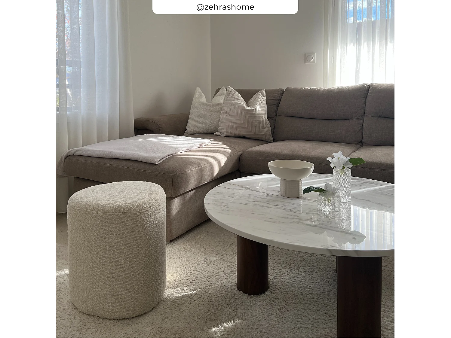 Pouf triangolare in tessuto bouclé beige - Emmy