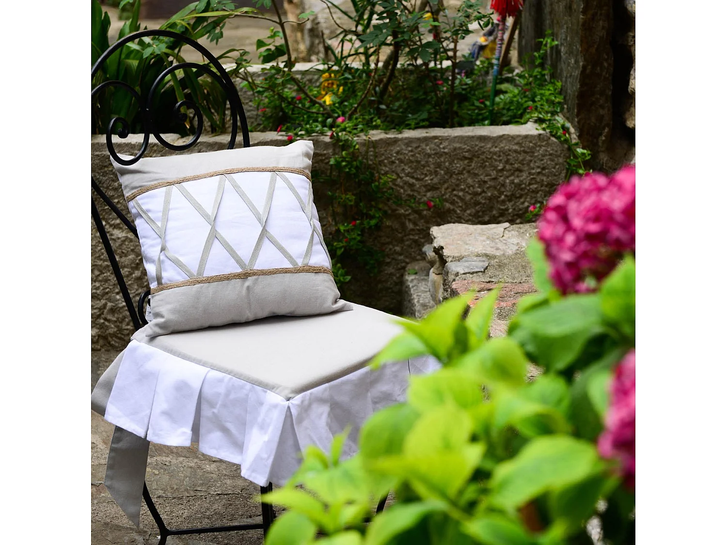 Cojin de silla con volantes 40x40x3 cm AUDE, por Soleil d'Ocre