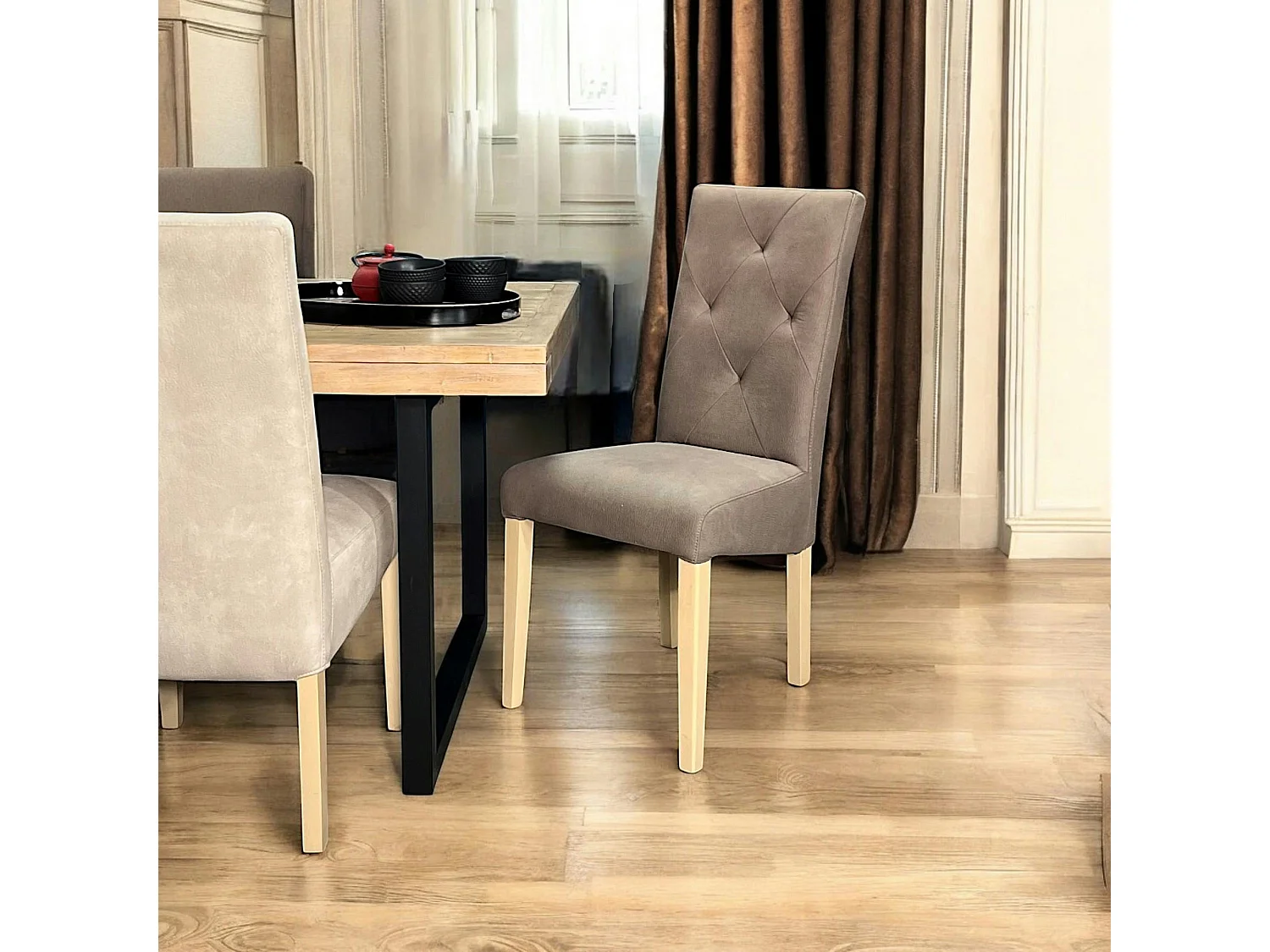 Chaise salle à manger taupe capitonnée MANOIR