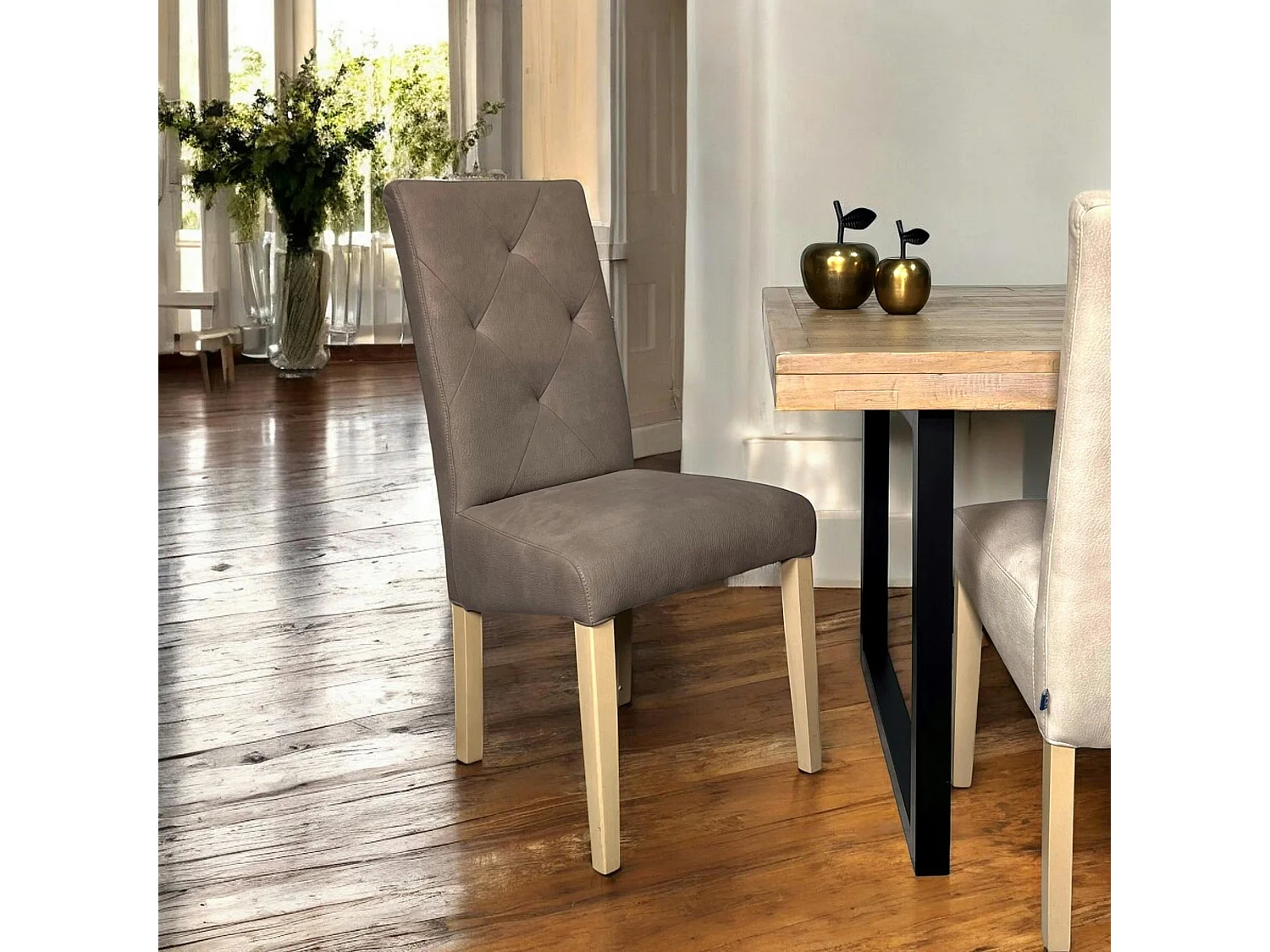 Chaise salle à manger taupe capitonnée MANOIR