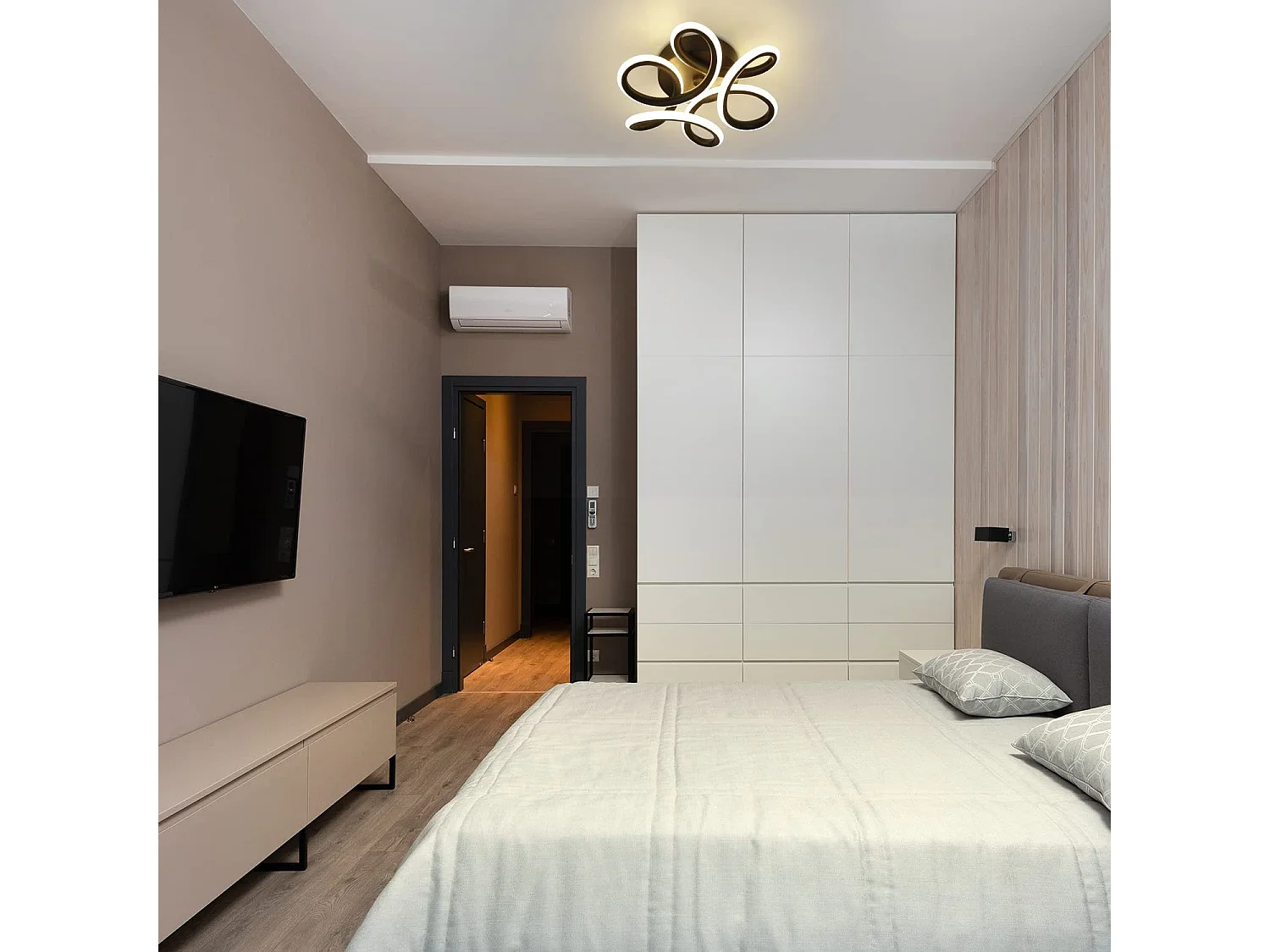 NETTLIFE Plafonnier LED Noir 17W 3000K Lampe de Couloir Moderne Blanc Chaud Géométrie Design Métal pour Couloir Entrée Chambre Cuisine