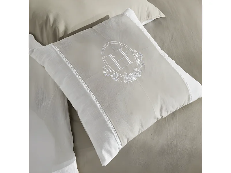 Coussin brodé avec appliques, garniture incluse, 100% coton. M/HomeLinen.08 40x40cm