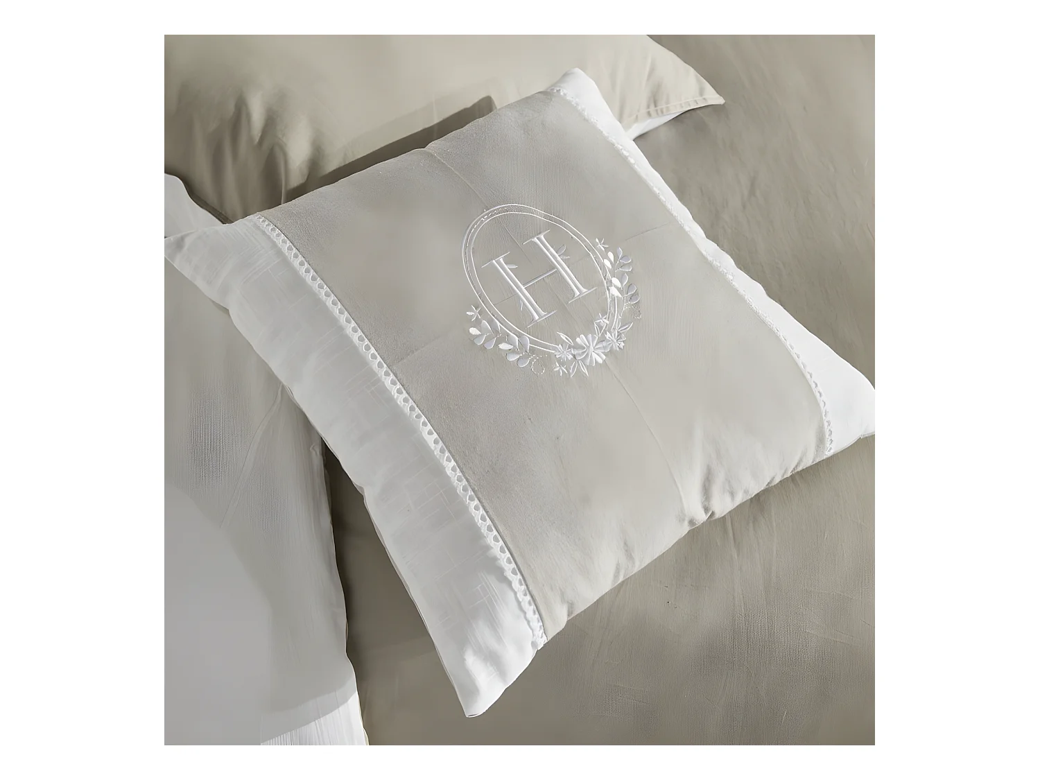Coussin carré en coton bicolore "Bérenice" avec broderie - Blanc/Beige - 40 x 40 cm