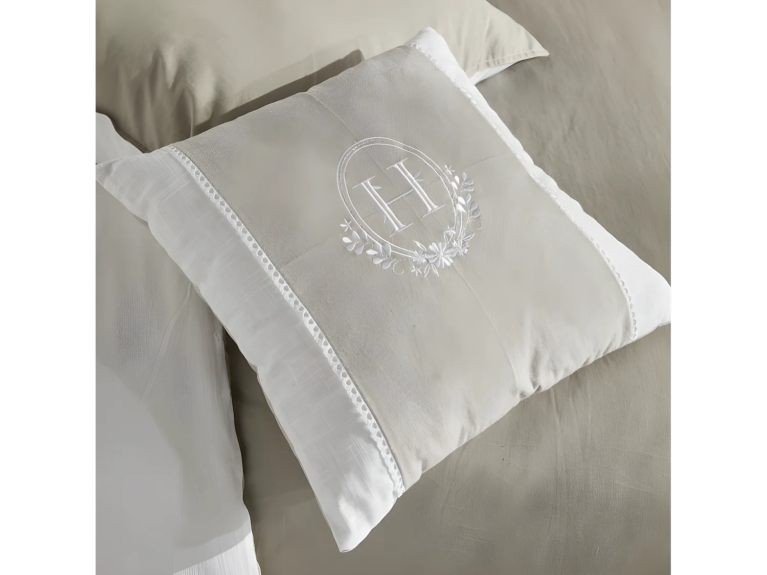 Coussin brodé avec appliques, garniture incluse, 100% coton. M/HomeLinen.08 40x40cm