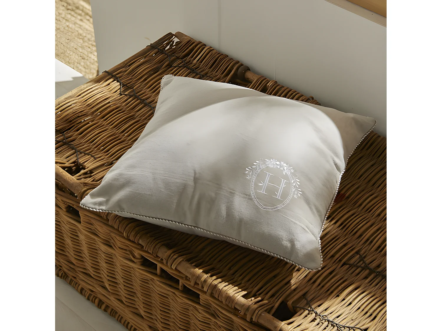 Coussin brodé avec garniture, qualité 100% coton. M/HomeLine.04 40x40cm