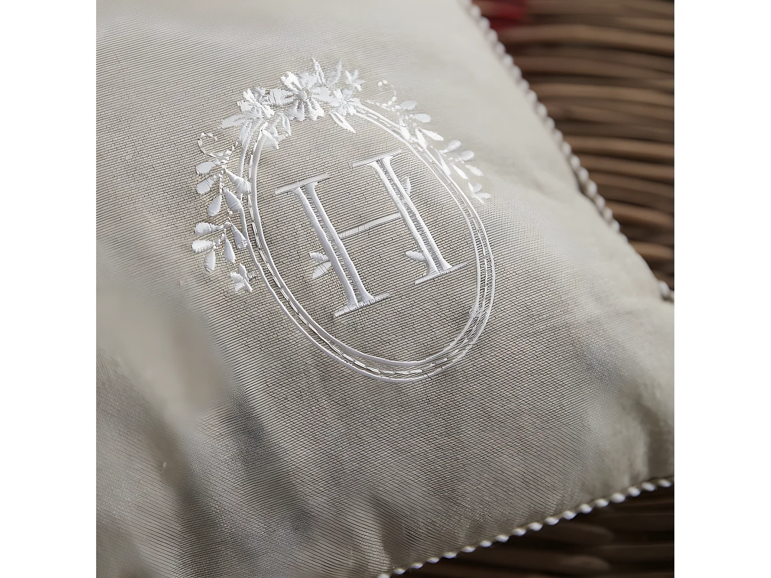 Coussin brodé avec garniture, qualité 100% coton. M/HomeLine.04 40x40cm