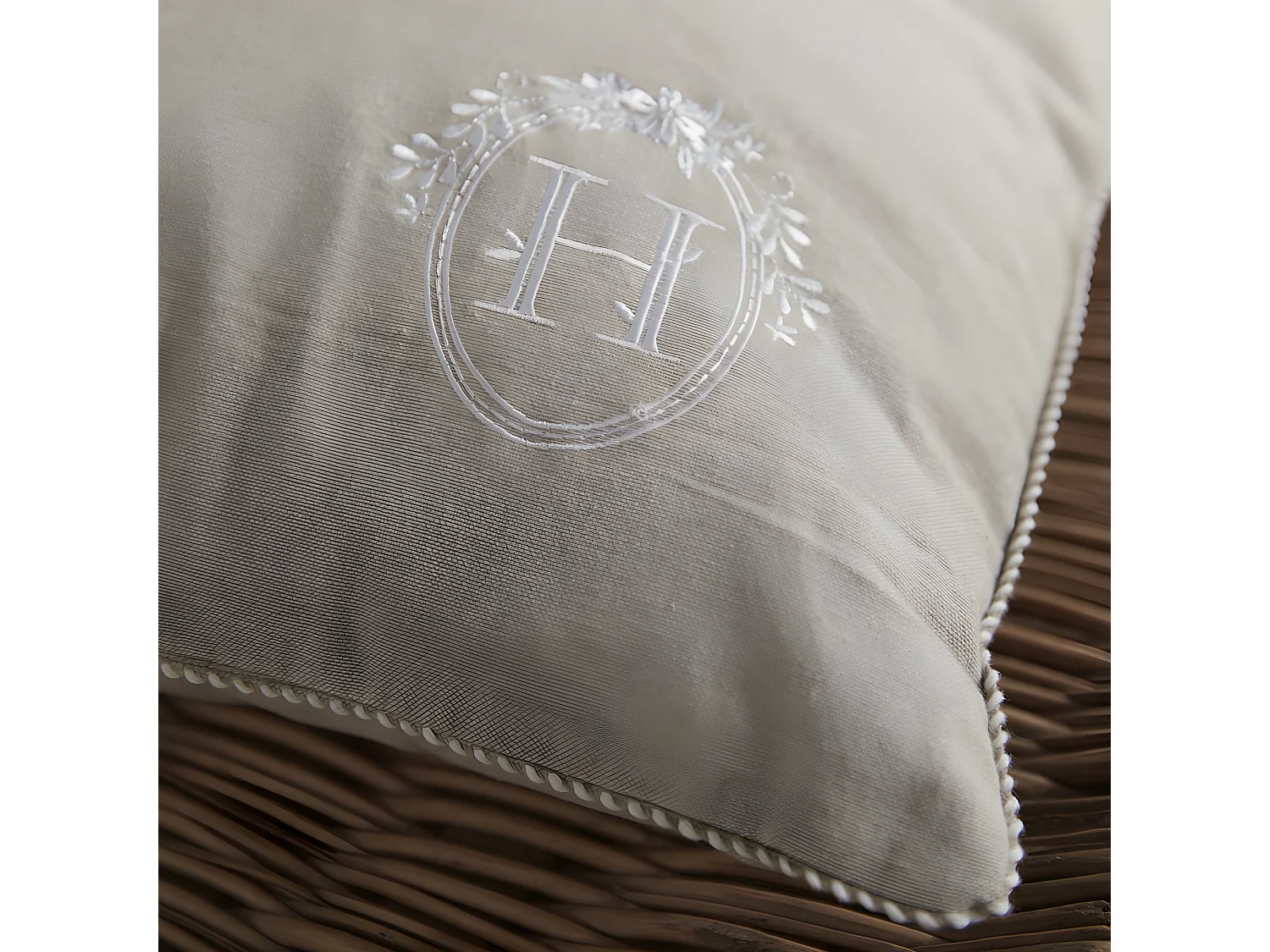 Coussin brodé avec garniture, qualité 100% coton. M/HomeLine.04 40x40cm