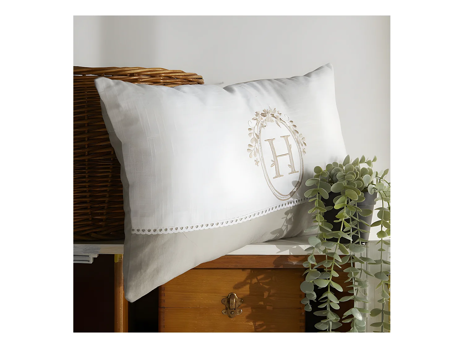 Coussin rectangle en coton bicolore "Bérenice" avec broderie - Beige/Blanc - 30 x 50 cm