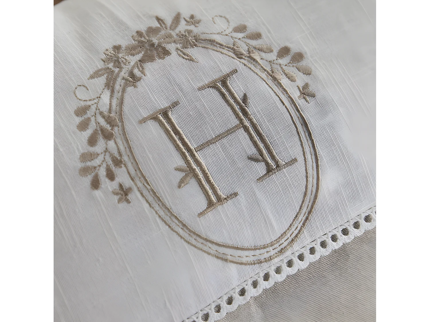 Geborduurd kussen met vulling, 100% katoenkwaliteit. M/HomeLino.07 30x50cm