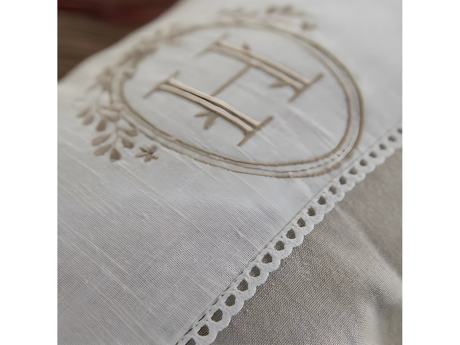 Geborduurd kussen met vulling, 100% katoenkwaliteit. M/HomeLino.07 30x50cm