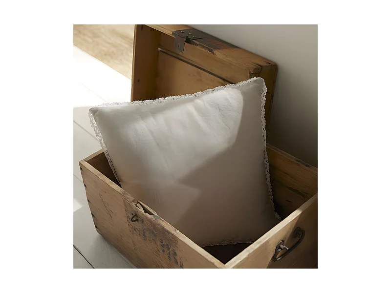 Coussin lisse avec appliques, garniture incluse, 100% coton. M/HomeLinen.09 40x40cm