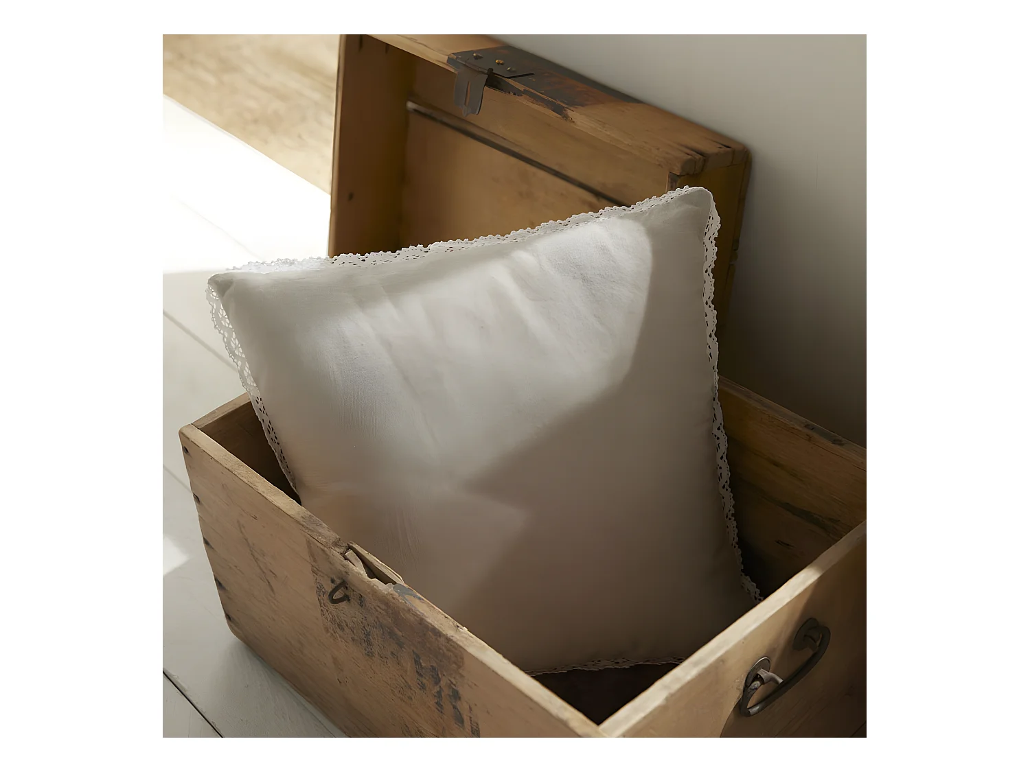 Coussin lisse avec appliques, garniture incluse, 100% coton. M/HomeLinen.09 40x40cm